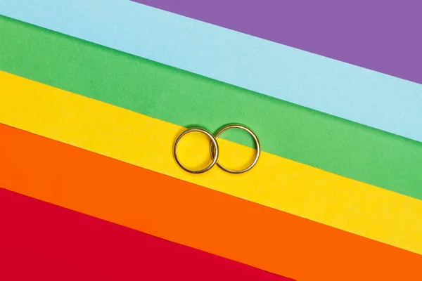 ゲイプライドフラグに2つの金の指輪 — ストック写真