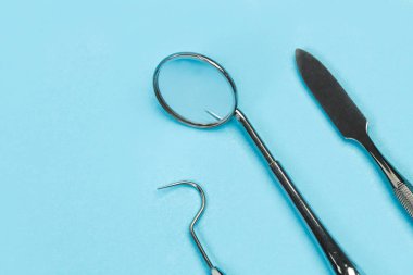 Açık mavi arka planda diş hekimliği için Dental aletler