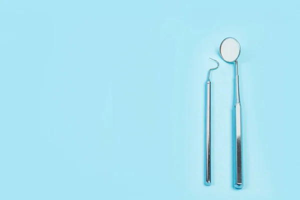Açık mavi arka planda diş hekimliği için Dental aletler