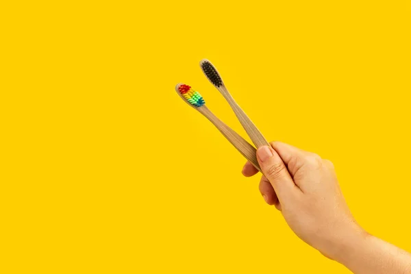 Жінка Рука Тримає Бамбукові Зубні Щітки Жовтому Тлі — стокове фото