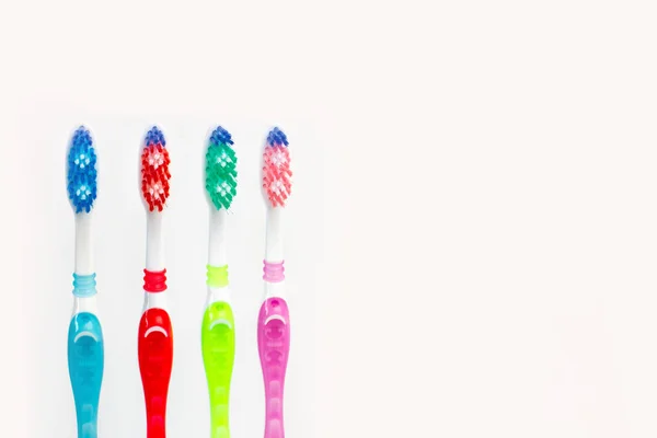Четыре Пластиковых Цветных Зубных Щетки Белом Фоне — стоковое фото