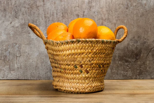 Laranjas Uma Cesta Vime Uma Mesa Madeira — Fotografia de Stock