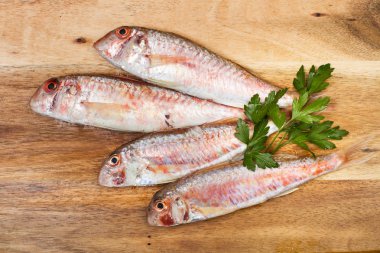 Ahşap mutfak tahtasında kırmızı kefal