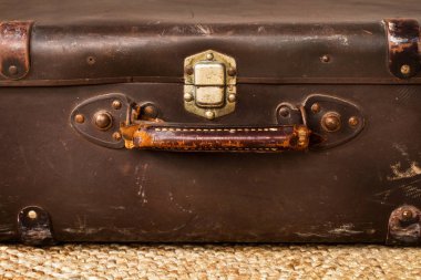 Bir esparto halı üzerinde bir vintage deri bavul