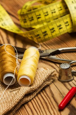 Makas, şıble, dikiş ipliği ve dikiş aksesuarları