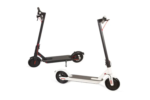 İzole manzaralı beyaz ve siyah elektrikli scooterlar