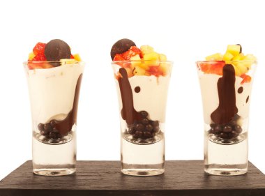 Defne yaprakları üzerine bir tahta kaşık