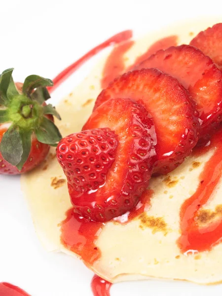 Pfannkuchen Mit Erdbeerscheiben Und Sirup — Stockfoto