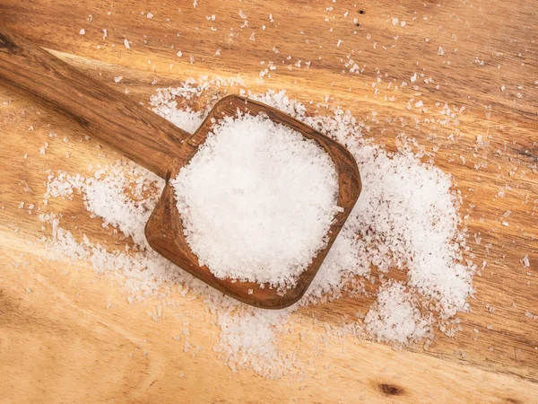 木製のスプーンにフレーク状の塩 — ストック写真
