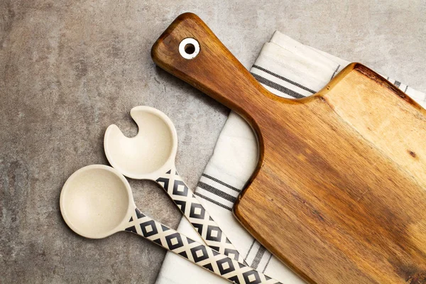 Kochlöffel Und Eine Hölzerne Küchentafel Auf Einem Marmortisch — Stockfoto