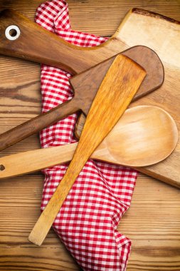 Damalı peçete ile ahşap bir masa üzerinde Ahşap mutfak