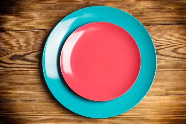 Δύο Χρωματιστές Πλάκες Ένα Ξύλινο Τραπέζι — Φωτογραφία Αρχείου