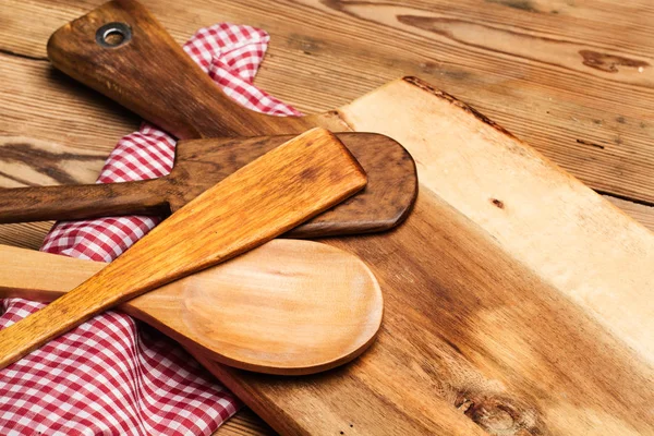 Dřevěné Kuchyňské Nádobí Dřevěném Stole Kostním Ubrouskem — Stock fotografie