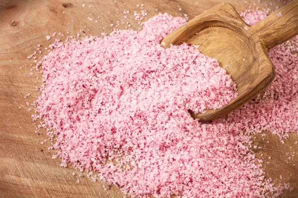 木製のスプーンにフレーク状のピンクの塩 — ストック写真