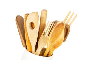 Beyaz arka planda ahşap mutfak gereçleri