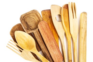 Beyaz arka planda ahşap mutfak gereçleri