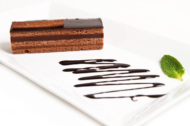 Çikolata şurubu ile beyaz bir tabak tabak tabak tabak tabak tabak tabak tabak tabak tabak tabak tabak tabak tabak tabak tabak tabak tabak tabaktabak