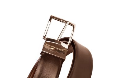 Beyaz bir arka plan üzerinde kahverengi deri kemer