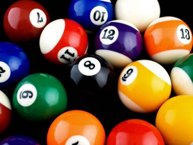 Koyu bir arka plan üzerinde düz ve çizgili havuz topları