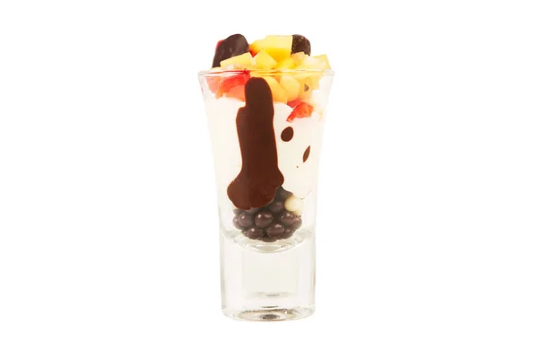 アイスクリームサンデーは 小さなグラスで提供 — ストック写真