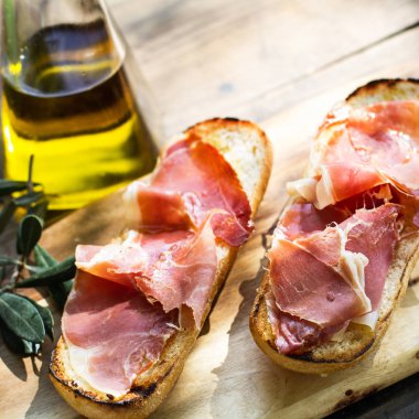 Ahşap bir masada jambon ile Tost