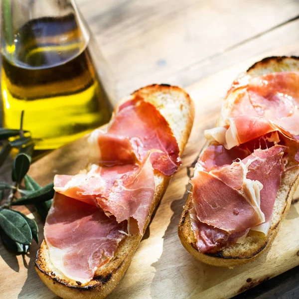 Ahşap bir masada jambon ile Tost