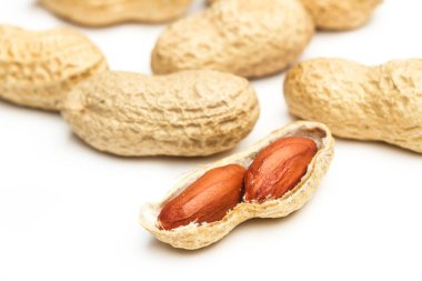 Beyaz arka planda kabuklu ve kabuksuz yer fıstığı