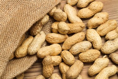 Bir çuval ve ahşap bir masada yer fıstığı