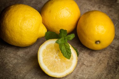 Mermer bir tezgahta üç buçuk limon 