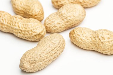 Fıstık kabuğu üzerinde beyaz bir arka plan ile