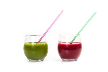 Kırmızı ve yeşil meyve suyu bardak