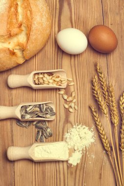 Bir somun ekmek ve üç tahta kepçe.