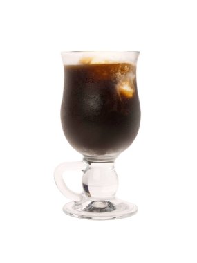 Beyaz bir arka plan üzerinde bir bardak buzlu kahve