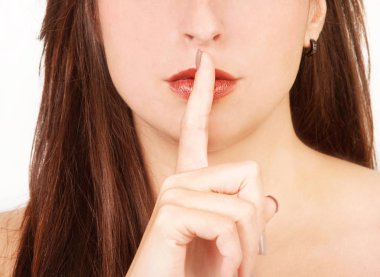 Sessizlik isteyen bir kadın.