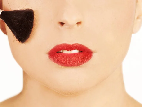 Mujer Con Pincel Maquillaje Labios Pintados Rojo — Foto de Stock