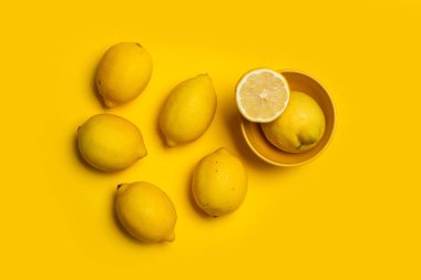 Sarı arka planda limonlar