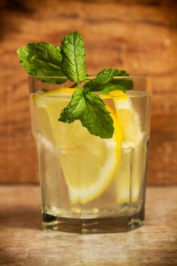 Yakından bakıldığında bir bardak limonata