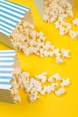 Sarı arka planda kovaiçinde patlamış mısır