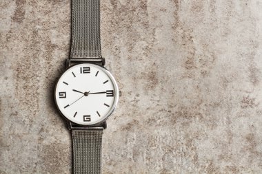 Mermer arka planda bir saat