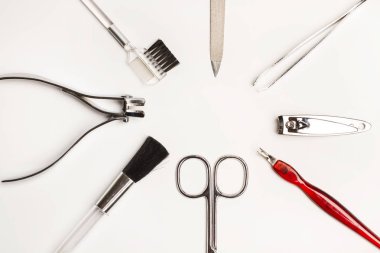 Manikür beyaz bir masa üzerinde ayarlayın