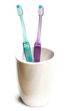 İzole görünümde iki diş fırçası