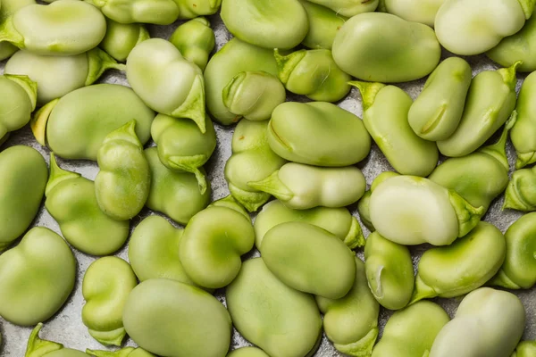 大理石桌上的生蚕豆 — 图库照片