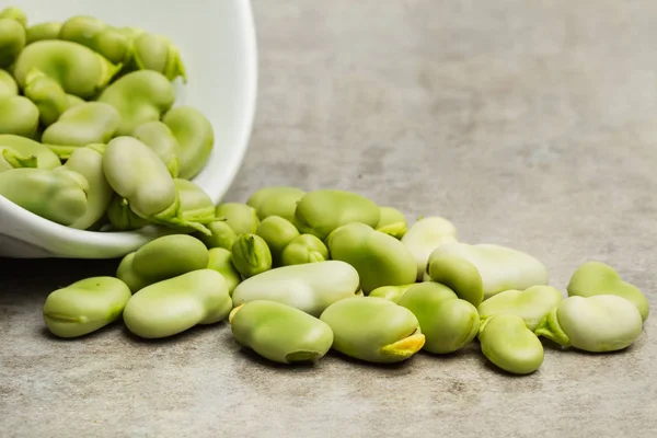 Rohe Saubohnen Auf Einem Marmortisch — Stockfoto