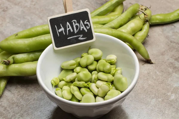 Saubohnen Einer Weißen Schüssel Mit Einem Schild — Stockfoto