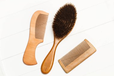 İki tahta tarak ve bir saç fırçası