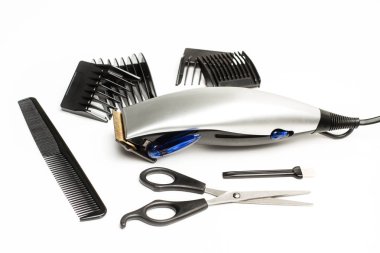 Elektrikli jilet ve bir saç kesimi yapmak için tamamlar