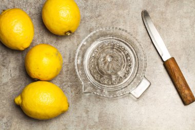 Mermer bir masada limon ve cam sıkma