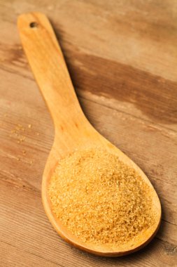 tahta kaşık üzerinde kahverengi şeker