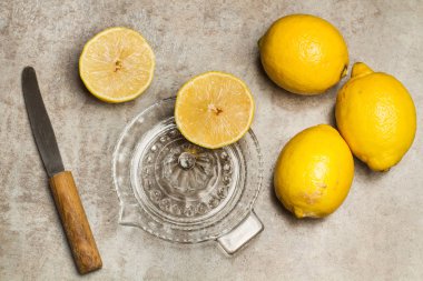 Mermer bir masada limon ve cam sıkma