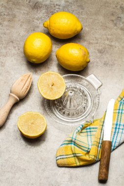 Mermer bir masada limon ve cam sıkma